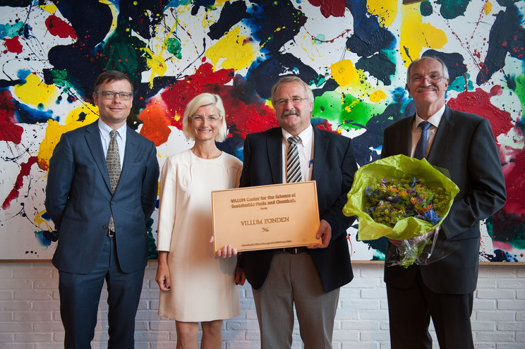 Indvielsen af VILLUM Center for the Science of Sustainable Fuels and Chemicals foregik onsdag den 10. august på Louisiana. Fra venstre ses: betyrelsesformand Jens Kann-Rasmussen, VILLUM FONDEN, uddannelses- og forskningsminister Ulla Tørnæs, professor Ib Chorkendorff, DTU og rektor Anders Bjarklev, DTU.Lederen af centret, Ib Chorkendorff, har samlet et team af internationalt førende forskere fra DTU, Stanford University, Københavns Universitet og Syddansk Universitet, der tidligere har arbejdet sammen om forskning inden for energi og brændselsstoffer. Fotos venligst udlånt af DTU (fotografer Thorkild Christensen, Lisbeth Holten).