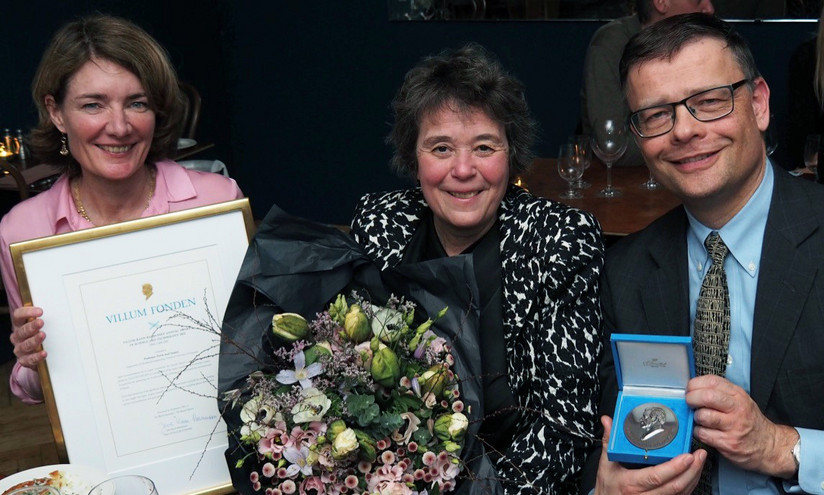 Professor Dorte Juul Jensen får overrakt årslegatmedaljen af professor og medlem af komitéen for årslegatet Anja Boisen og bestyrelsesformand Jens Kann-Rasmussen, VILLUM FONDEN.
Download pressefotos af årslegatmodtager Dorte Juul Jensen. Fotokredit: VILLUM FONDEN.