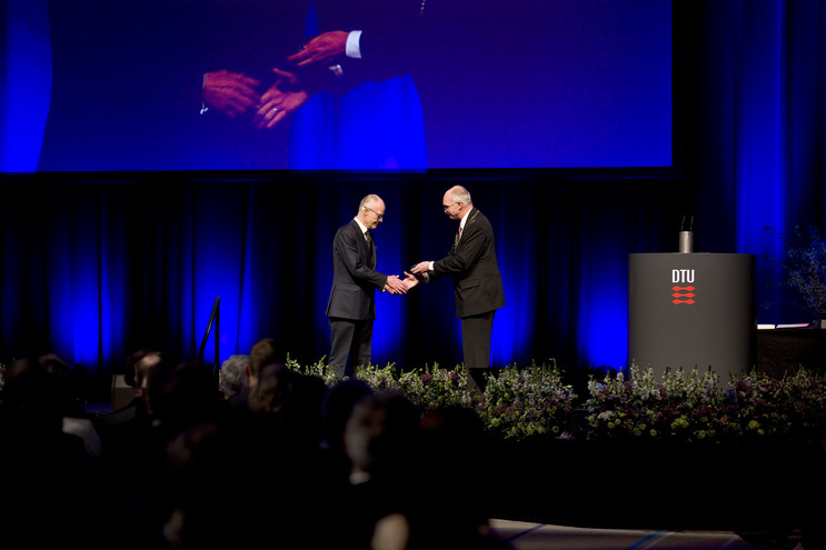 DTU´s President Anders Overgaard Bjarklev presents Lars Kann-Rasmussen, VILLUM FONDEN’s former chair of the board, with DTU’s Gold Medal on DTU's Commemoration Day 2017. Photo: Torben Nielsen
