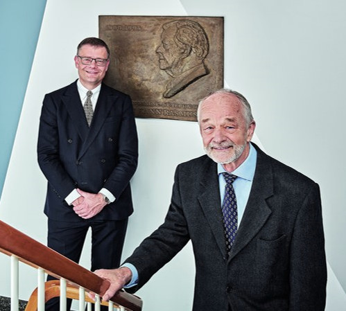 Jens Kann-Rasmussen (tv.) og Hans Kann Rasmussen foran et relief af fondenes stifter, Villum Kann Rasmussen