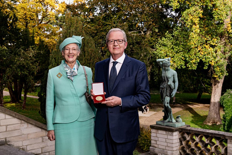 Med medaljen følger EUR 100.000. Medaljen blev overrakt af H.M. Dronning Margrethe på Niels Bohrs fødselsdag den 7. oktober ved en ceremoni i Carlsberg Akademi, der fungerede som æresbolig for Niels Bohr fra 1931 til hans død i 1962. (Foto: IDA, Lars Svankjær)