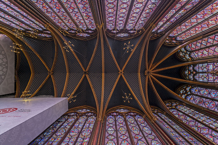 Glasmosaikvinduerne i Sainte-Chapelle, der ofte kaldes ”Lysets Bibel”, skildrer hændelser fra Det Gamle og Det Ny Testamente. Foto: Jens Markus Lindhe.