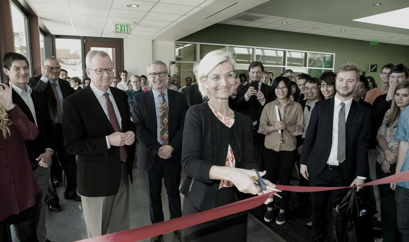 Mandag den 4. april indviede uddannelses- og forskningsminister Ulla Tørnæs et nyt forskningscenter på Stanford University i Californien. Centeret har modtaget 45 mio. kr. fra VILLUM FONDEN og er en ’filial’ af et stort nyt forskningscenter på DTU, nemlig ”VILLUM Center for the Science of Sustainable Fuels and Chemicals”, der ledes af professor Ib Chorkendorff.
Bag uddannelses- og forskningsminister Ulla Tørnæs ses professor Jens Nørskov, der skal lede forskningsgruppen på Stanford og forskningsdirektør Thomas Sinkjær fra VILLUM FONDEN (Foto Anja Wolff).