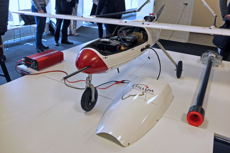 Dronen, der er en den første af tre, har gennemgået en række testflyvninger op til overdragelsen. Dronen er af typen "Penguin B", med et vingefang på 3,3 meter, og en 'kampvægt' på cirka 25 kg, når den er missionsparat.