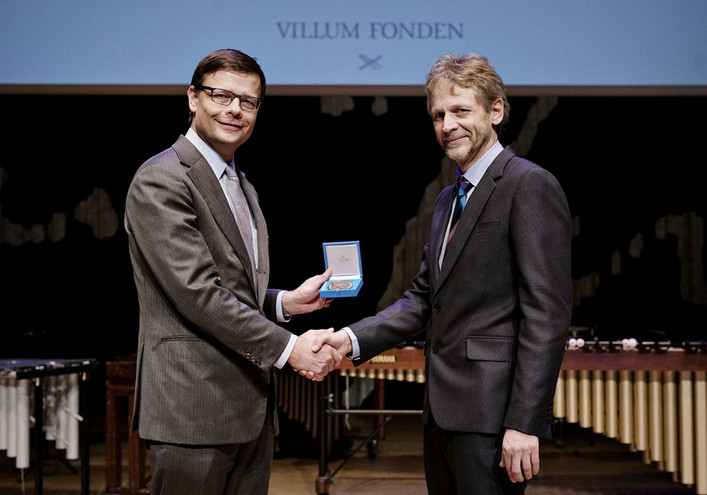 Formand for VILLUM FONDEN, Jens Kann-Rasmussen overrækker Villum Kann Rasmussen-medaljen til professor og astronom Jens Hjorth, modtageren af Årsprisen 2017. Foto: Simon Knudsen Formand for VILLUM FONDEN, Jens Kann-Rasmussen overrækker Villum Kann Rasmussen-medaljen til professor og astronom Jens Hjorth, modtageren af Årsprisen 2017. Foto: Simon Knudsen